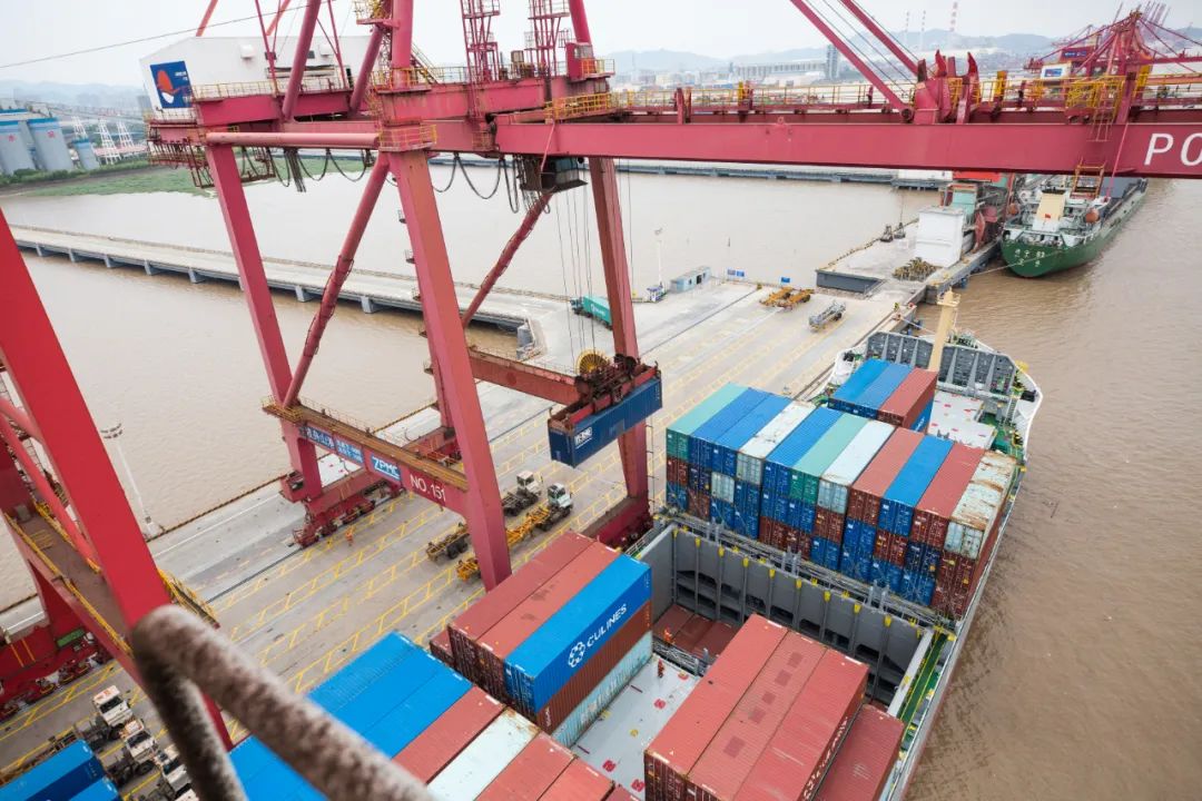 走集裝箱海運直航和中轉那個更快？