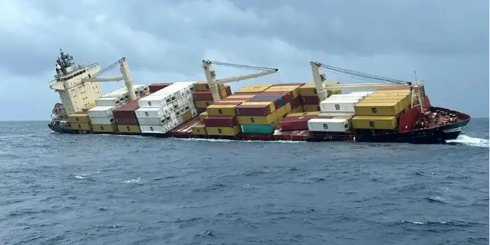 集裝箱船遇險沉沒，數百個集裝箱墜海